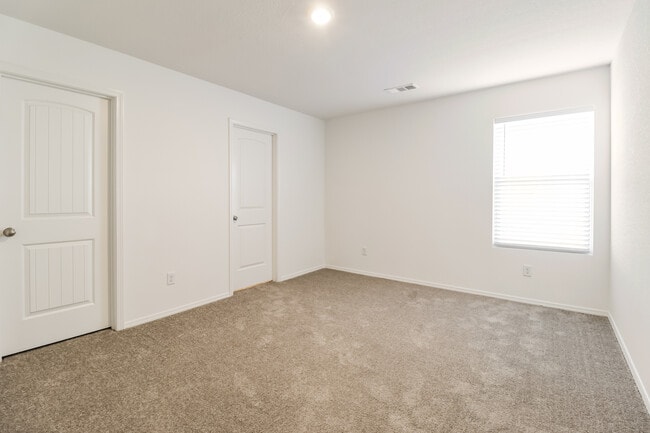 Building Photo - 47 10 Point Ln