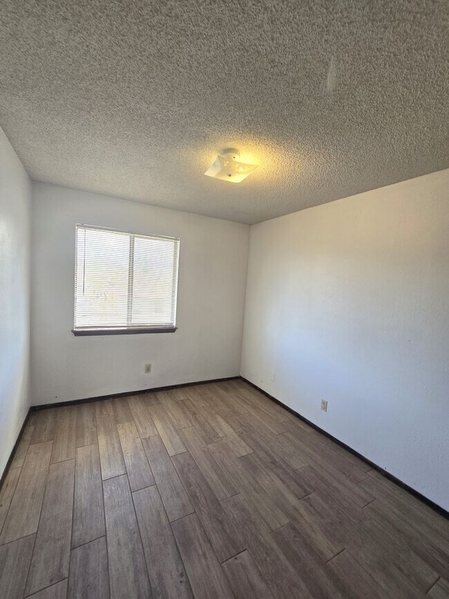 Building Photo - BEAUTIFUL EASTSIDE HOME