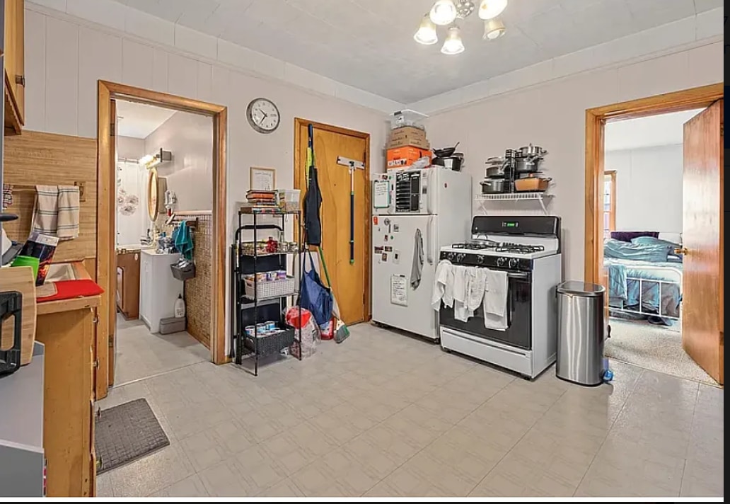 Kitchen - 887 James Ave