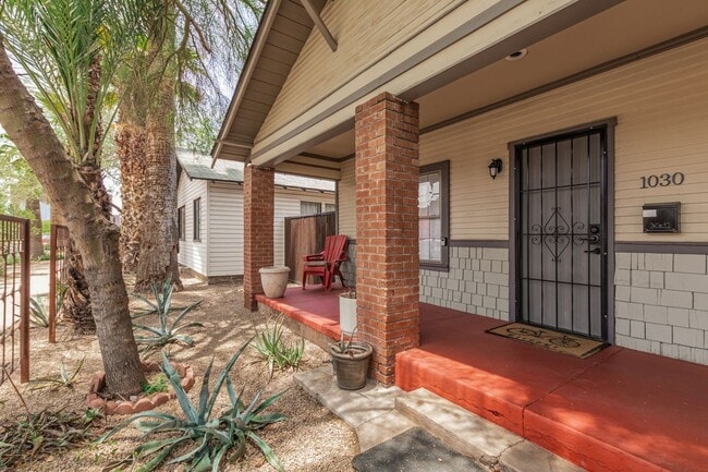 Building Photo - Two Bedroom Townhome in Garfield District!