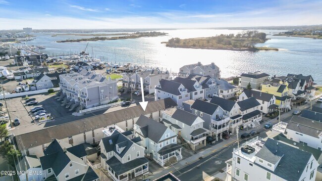 Building Photo - 6 Center St