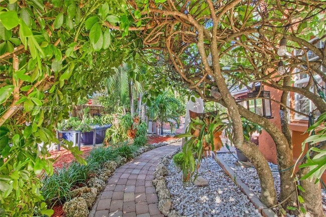 Building Photo - 2985 SW 13th St