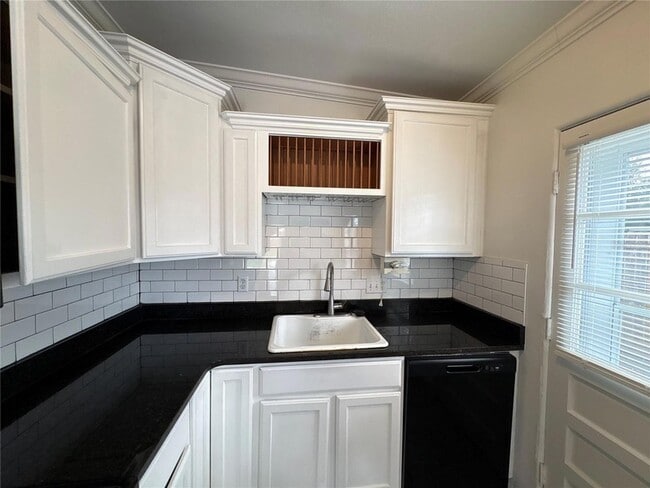 Building Photo - 3824 Winona Dr