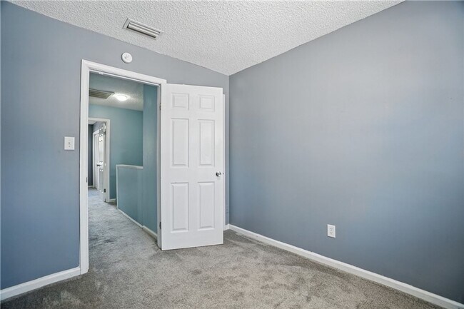 Building Photo - Stylish Townhouse in Prime VA Beach Location!