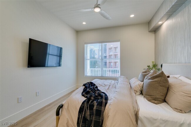 Building Photo - 32 E Serene Ave