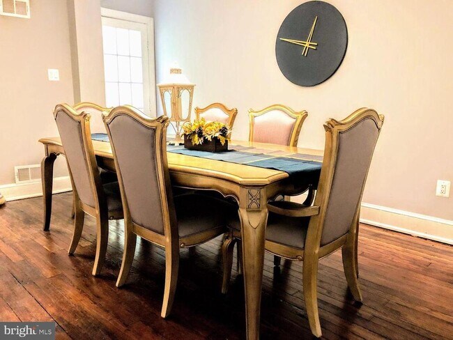 Building Photo - 106 7th St SE