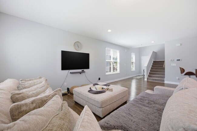 Building Photo - 450 Hawksbill Dr