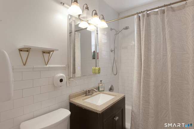 Building Photo - 7 4th St