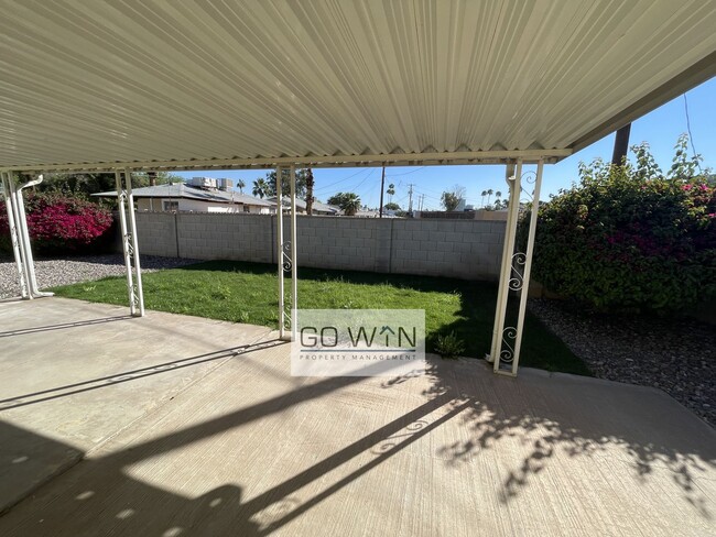 Building Photo - 4 Bed/ 2 Bath - House With Backyard!