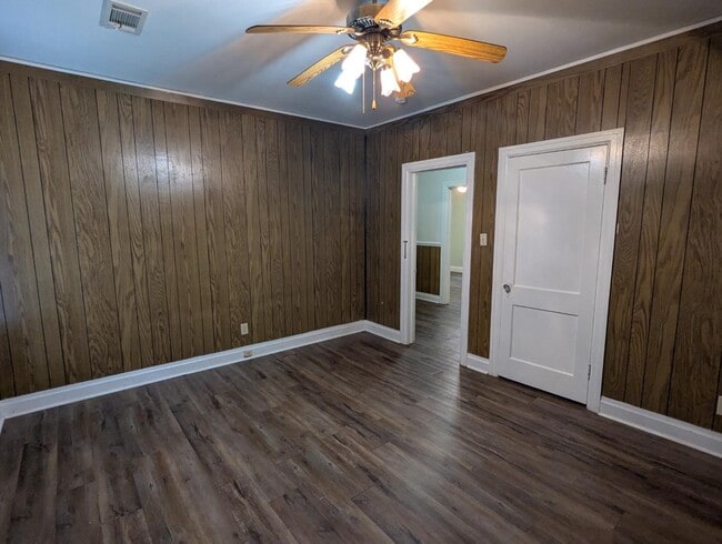 Building Photo - 904 Rosedale Ave