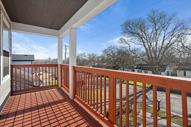 Building Photo - Available Now! 4 Bed, 3.5 Bath, Convenient...