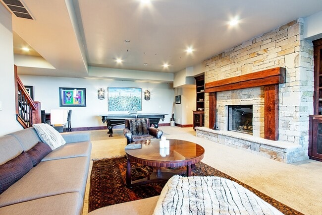 Building Photo - 5440 Cove Hollow Ln