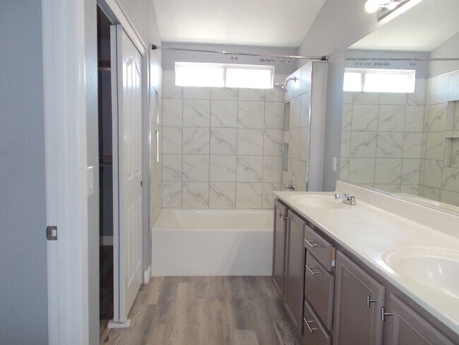 Building Photo - Modern 3-Bedroom Home in Prime Location wi...