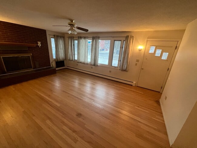 Building Photo - Spacious 3 Bedroom Home Available Septembe...