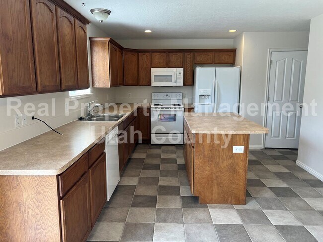 Building Photo - Pet Friendly Home with Fully fenced back yard