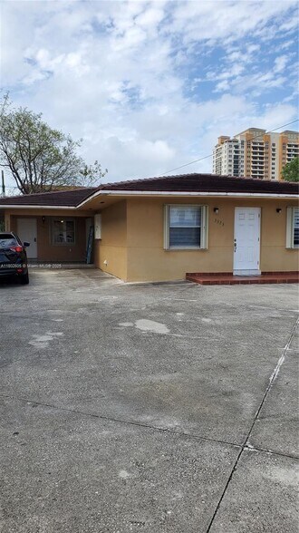 Building Photo - 3325 SW 23rd Ter
