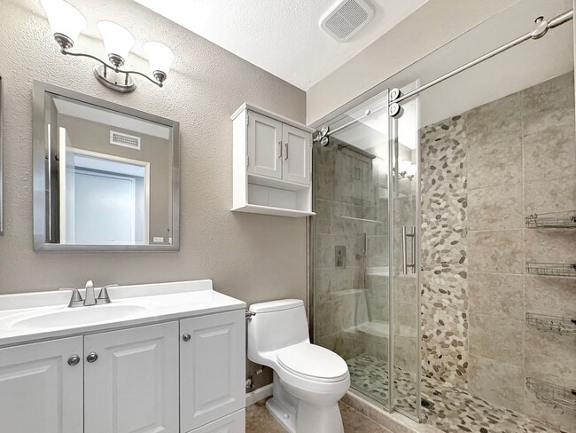 Building Photo - Beautiful 4B 2BA Home w/ AC, W/D, & Solar Panels!