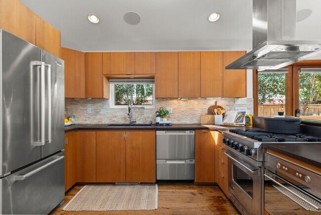 Building Photo - Modern Retreat in the Heart of Capitol Hil...