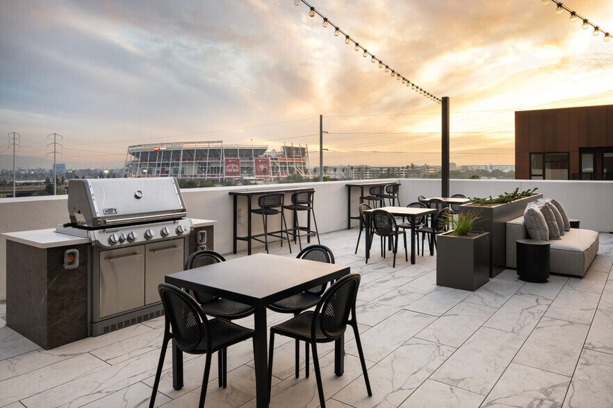 Building Photo - 2333 Calle Del Mundo