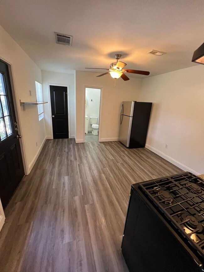 Building Photo - Cool home in East Austin - Don't Miss this...