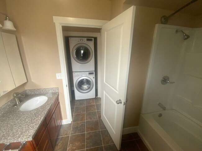 Building Photo - Newly Remodeled Tacoma Gem - Modern Comfor...