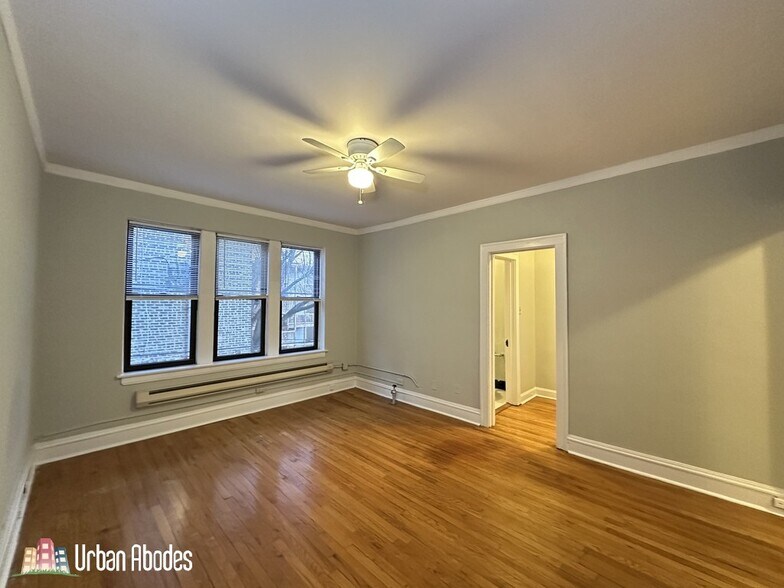 Building Photo - 4635 N Paulina St