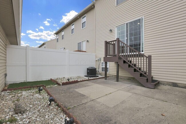 Building Photo - 243 Oxford Oak Dr