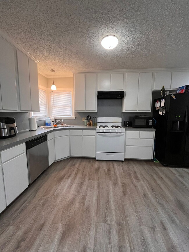 Building Photo - Pre-Leasing for Summer/Fall 2026 - Close to TTU & Covenant Hospital