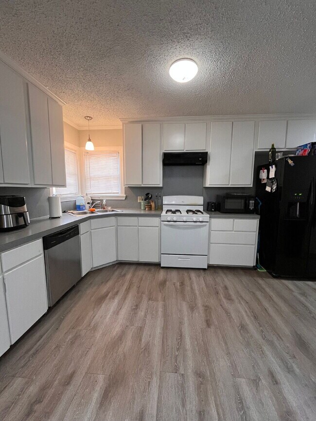 Building Photo - Spacious 4 Bedroom Home for Roommates in Tech Terrace - Pre-Leasing for Summer/Fall 2026