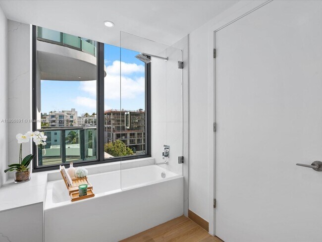 Building Photo - 9901 W Bay Harbor Dr