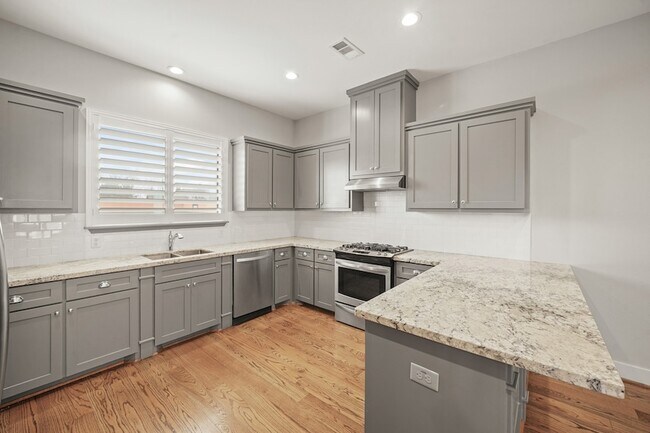 Building Photo - 2547 S Calumet St