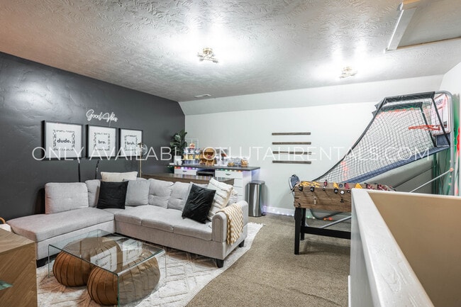 Building Photo - 1777 W Yarrow Dr