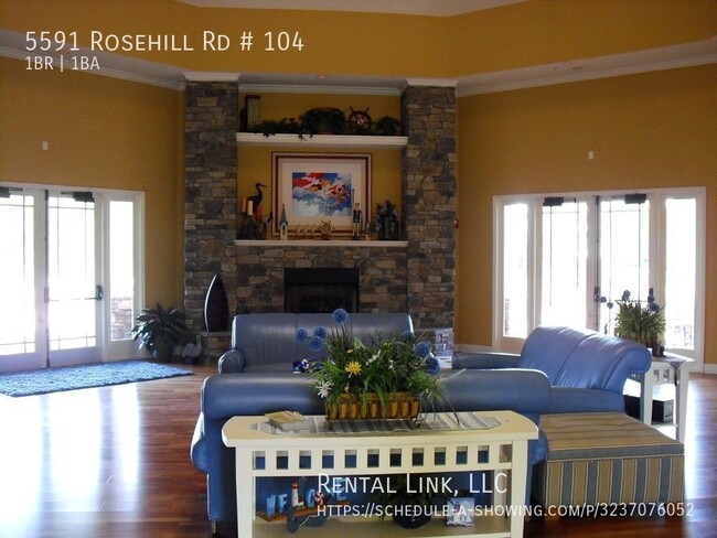Building Photo - Resort-Style Living Just Minutes from Sies...