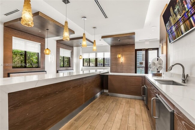 Building Photo - 999 SW 1st Ave