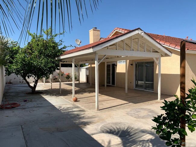 Building Photo - Beautiful home in SW Bakersfield W/Solar a...