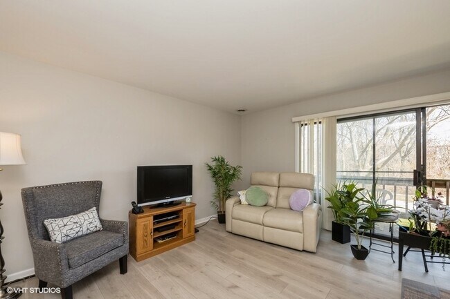 Building Photo - 260 E Court of Shorewood