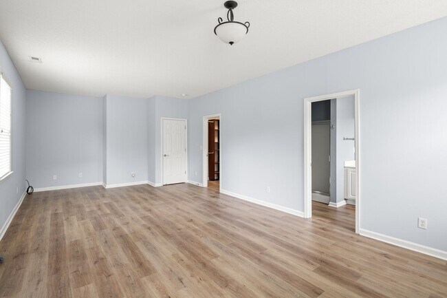 Building Photo - Spacious House in Hadley Park