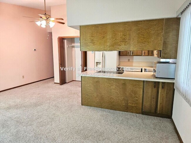 Building Photo - 383 E Valley Cir