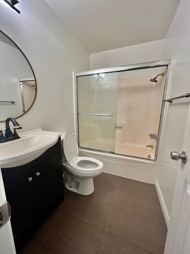 Building Photo - Georgous Calabasas Condo