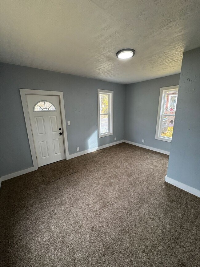 Building Photo - 3 BEDROOM | 2 BATH | SINGLE FAMILY HOME