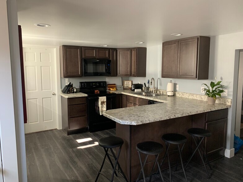 Beautiful new kitchen with counter seating - 3111 Harrow Dr