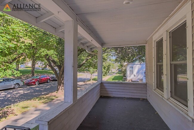 Building Photo - Perfect Location!