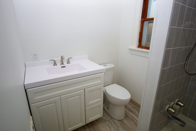 Building Photo - 3 Bedroom Spacious Kenosha Townhouse