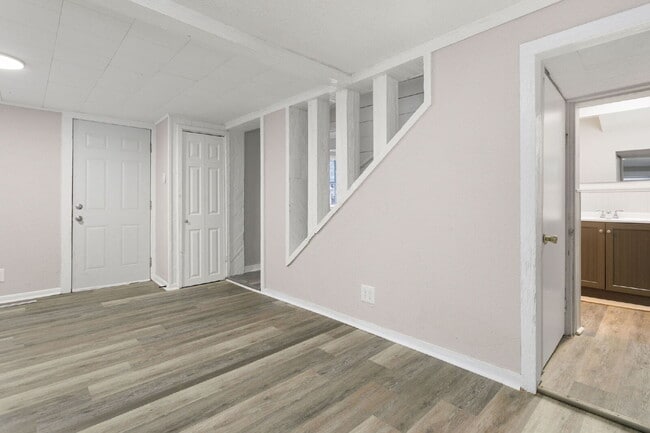 Building Photo - Walking distance to Central Park!