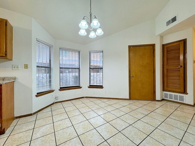 Building Photo - East El Paso 2bed/2bath duplex