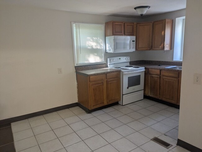 Building Photo - 3017 E 8th St