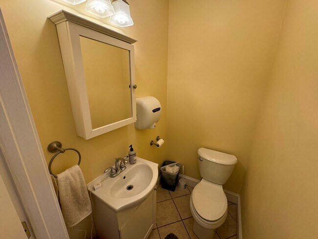 Building Photo - Awesome 6 bed 3.5 bath in Somerville...