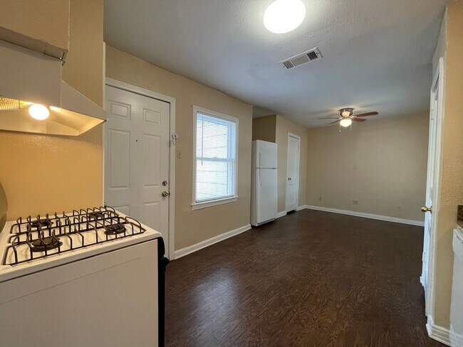 Building Photo - COMING SOON 2 BEDROOM 1 BATH HOME IN TCU AREA