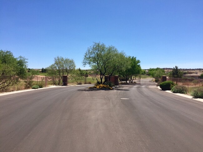 Building Photo - 5015 E Somerset Dr