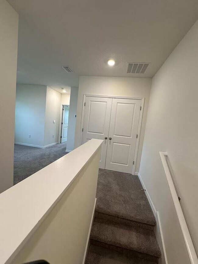 Building Photo - 3 Bedroom 2.5 Bath Townhouse